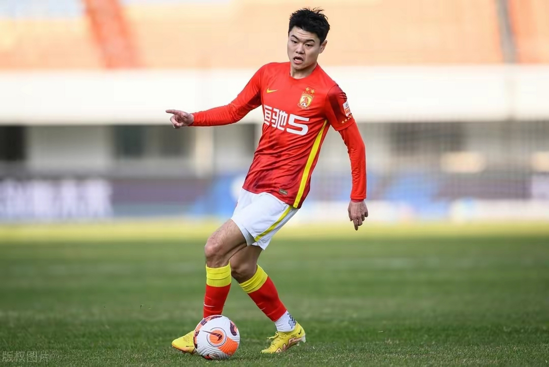 今晚中超焦点战，广州队队长鼓劲，压力陡增，数据趋势出现新变化 