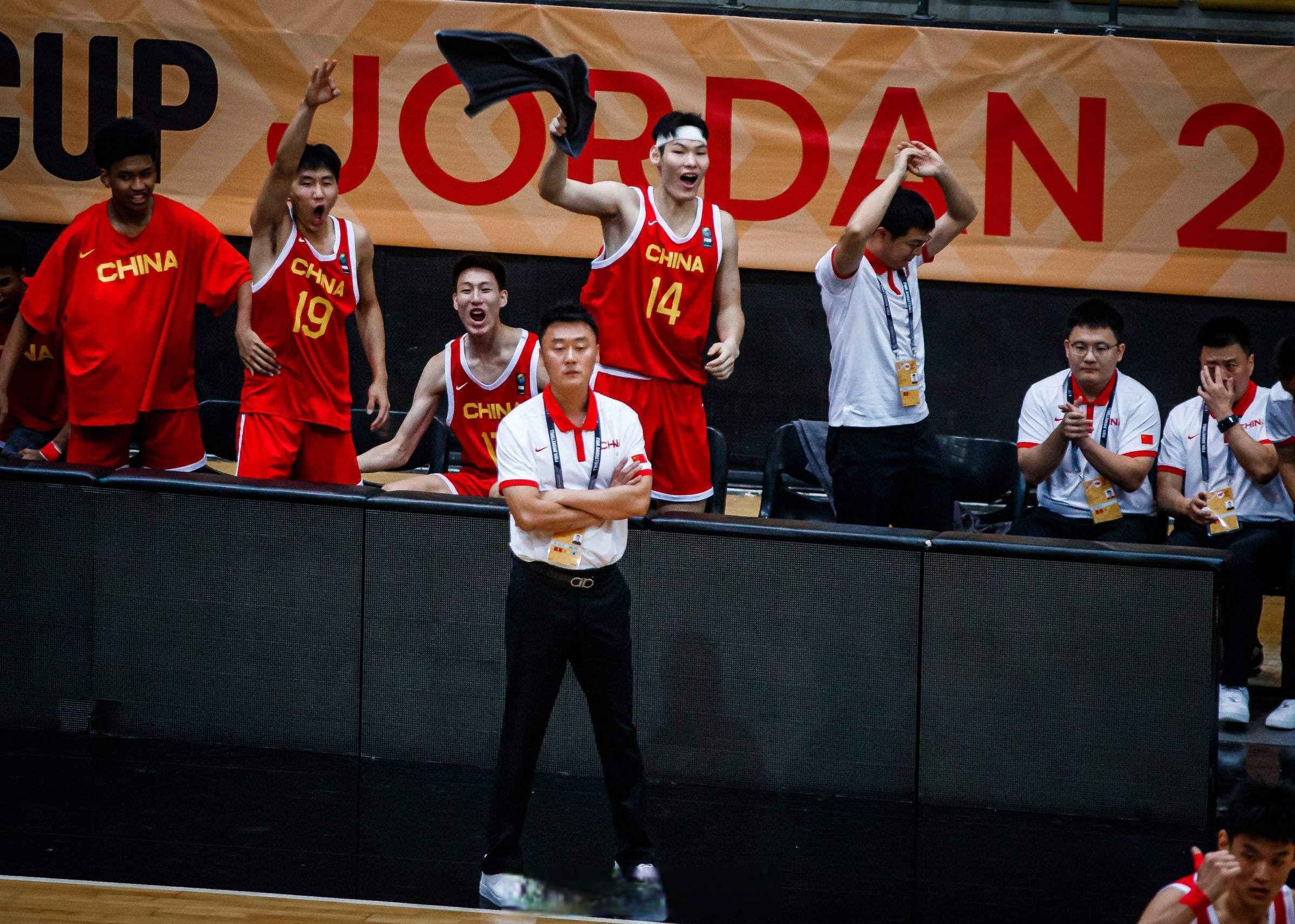 冈江凛在黑巨炮较量中的角色