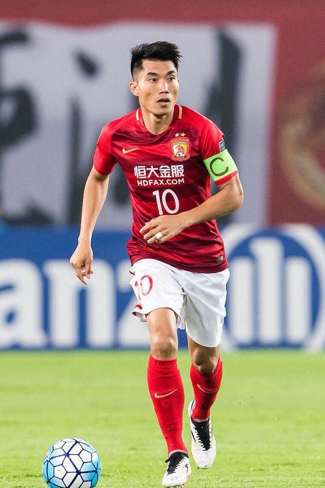 费耶诺德训练开放日；赛后扳平良机引欢呼；亚冠在即；身体对抗强度拉满 