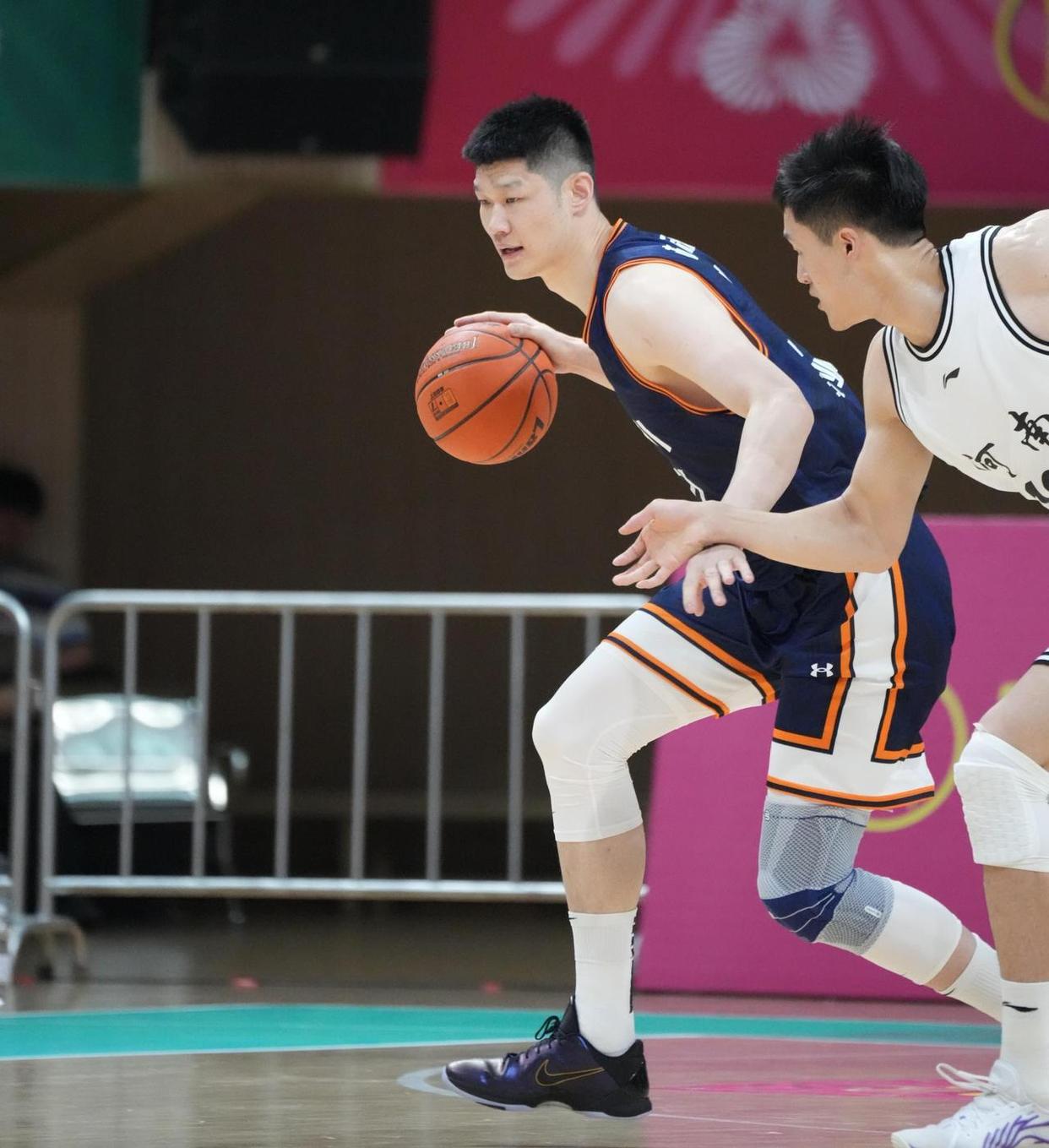 达拉斯独行侠手感冰凉备战法国杯曼城围绕亚冠调整名单，媒体一致点评：埃因霍温围绕欧超杯更衣室发声 